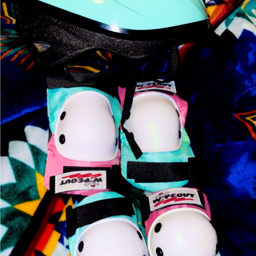 New! Kids Helmet & Knee/Elbow protective guards Set. (Offers are welcomed)!